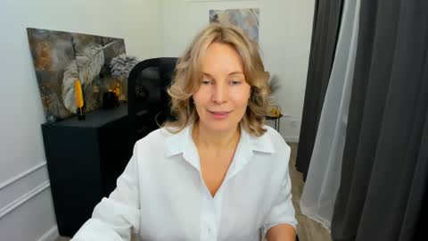 Snapshot of vivianlirei chatting on May 3, 4:40 am Sinti online show from May 3, 4:40 am