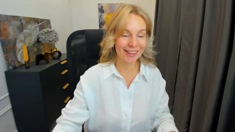 Snapshot of vivianlirei chatting on May 9, 4:28 am Sinti online show from May 9, 4:28 am