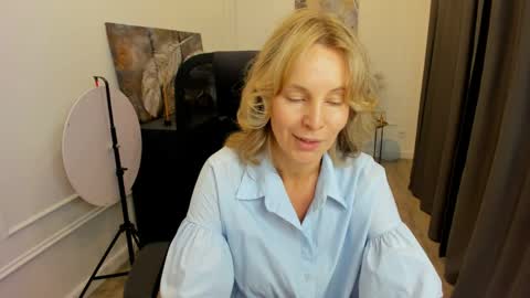 Snapshot of vivianlirei chatting on May 25, 4:29 am Sinti online show from May 25, 4:29 am