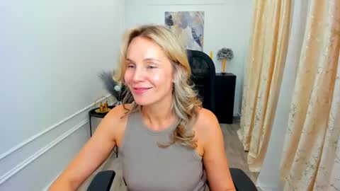Snapshot of vivianlirei chatting on June 29, 10:15 am Sinti online show from June 29, 10:15 am