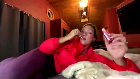 Snapshot of vivianluxe chatting on October 17, 2:59 am VivianLuxe online show from October 17, 2:59 am