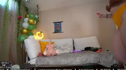 Snapshot of vivid_whit chatting on April 7, 7:25 pm Whitney online show from April 7, 7:25 pm
