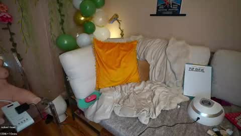 Snapshot of vivid_whit chatting on May 8, 8:25 pm Whitney online show from May 8, 8:25 pm