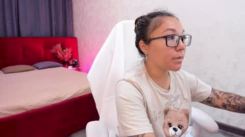 Snapshot of vivien_montclair chatting on June 28, 11:44 pm Vivien online show from June 28, 11:44 pm