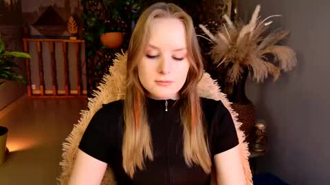 Snapshot of vivienleeigh chatting on May 15, 5:47 am Vivien online show from May 15, 5:47 am