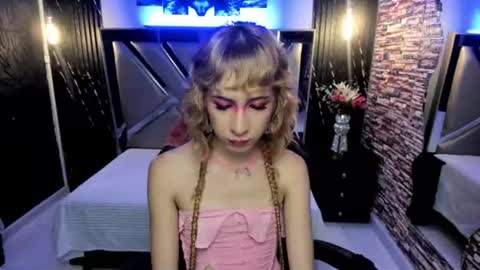 Snapshot of vivienne_hadid chatting on June 25, 5:28 pm vivienne hadid online show from June 25, 5:28 pm