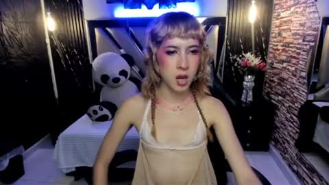 Snapshot of vivienne_hadid chatting on June 26, 4:33 pm vivienne hadid online show from June 26, 4:33 pm