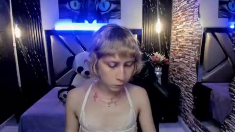 Snapshot of vivienne_hadid chatting on July 5, 8:05 pm vivienne hadid online show from July 5, 8:05 pm