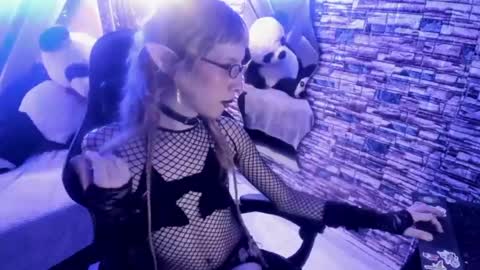 Snapshot of vivienne_hadid chatting on July 19, 7:50 pm vivienne hadid online show from July 19, 7:50 pm