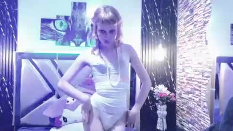 Snapshot of vivienne_hadid chatting on July 29, 9:24 pm vivienne hadid online show from July 29, 9:24 pm