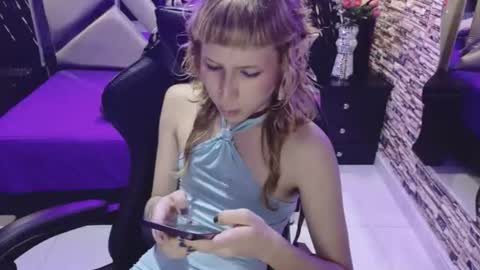 Snapshot of vivienne_hadid chatting on July 31, 9:03 pm vivienne hadid online show from July 31, 9:03 pm