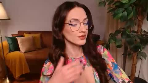 Snapshot of vivienneclement chatting on December 2, 6:14 pm Vivienne online show from December 2, 6:14 pm