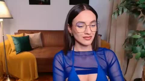 Snapshot of vivienneclement chatting on May 3, 4:46 pm Vivienne online show from May 3, 4:46 pm