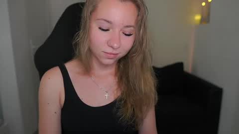 Snapshot of vivienvance18 chatting on June 1, 1:13 pm VivienVance online show from June 1, 1:13 pm
