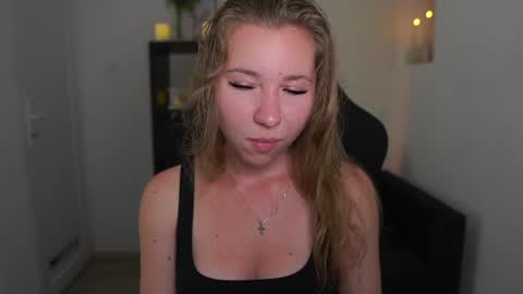 Snapshot of vivienvance18 chatting on June 16, 9:50 pm VivienVance online show from June 16, 9:50 pm