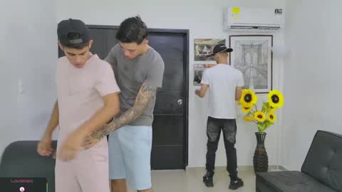 voyeurism_guys online show from May 20, 11:00 pm