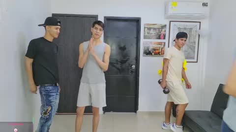 voyeurism_guys online show from May 27, 10:51 pm