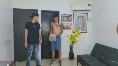 voyeurism_guys online show from May 31, 10:11 pm