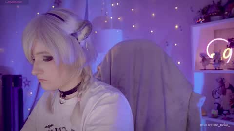 Snapshot of vronnier chatting on October 19, 7:36 pm vronnier online show from October 19, 7:36 pm