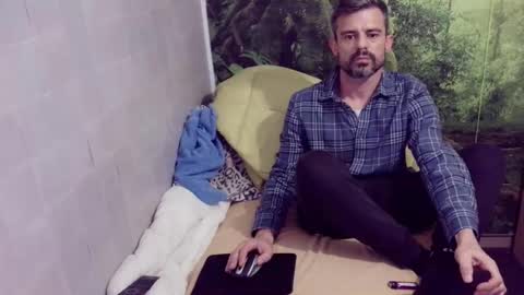 Snapshot of vuiljoske chatting on December 17, 3:23 am CBNewGuy online show from December 17, 3:23 am