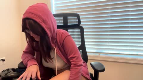 Snapshot of vvikki696996 chatting on December 2, 4:31 pm  Vikki y Valeria  online show from December 2, 4:31 pm