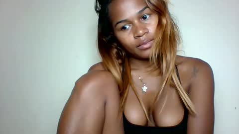 Snapshot of vynarahot chatting on May 30, 10:45 am vynarahot online show from May 30, 10:45 am