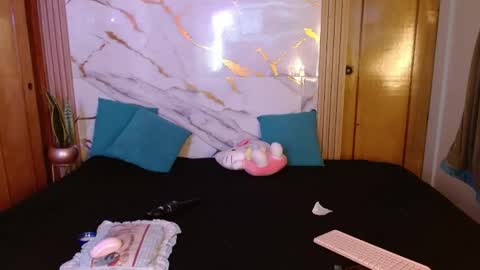 Snapshot of w_kittycat chatting on April 18, 7:01 am kitty SUPORT ME AND MY BABY SINGLE MOMY online show from April 18, 7:01 am