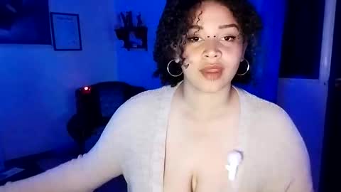 Snapshot of wallace_juli chatting on April 24, 8:55 pm Juli online show from April 24, 8:55 pm