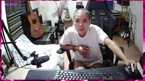 Snapshot of wanda_sra_m chatting on April 3, 1:42 pm wanda_sra_m online show from April 3, 1:42 pm