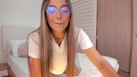 Snapshot of wandathompson_ chatting on June 2, 11:01 am Wanda online show from June 2, 11:01 am