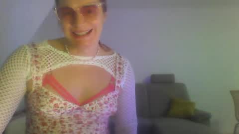 Snapshot of wannafeelitall chatting on December 2, 5:37 pm Emilia inst  online show from December 2, 5:37 pm