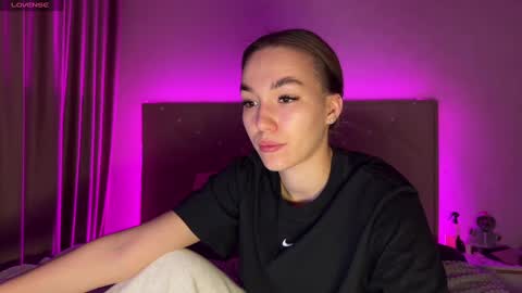 Snapshot of watergirl_ chatting on March 5, 9:15 pm Im saving up for a new car help me online show from March 5, 9:15 pm