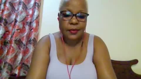 Snapshot of weaverbird25 chatting on February 23, 9:23 pm weaverbird25 online show from February 23, 9:23 pm