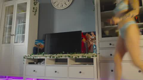 Snapshot of weed_princesss chatting on December 4, 12:03 pm  moon  online show from December 4, 12:03 pm