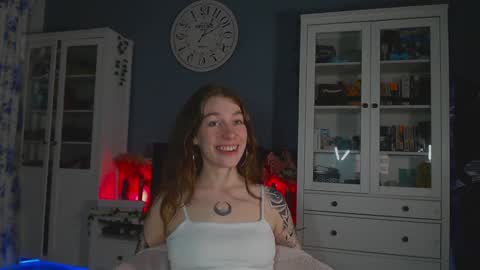 Snapshot of weed_princesss chatting on February 5, 2:59 pm  moon  online show from February 5, 2:59 pm