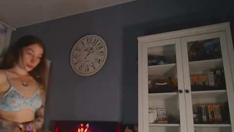 Snapshot of weed_princesss chatting on February 11, 3:18 pm  moon  online show from February 11, 3:18 pm