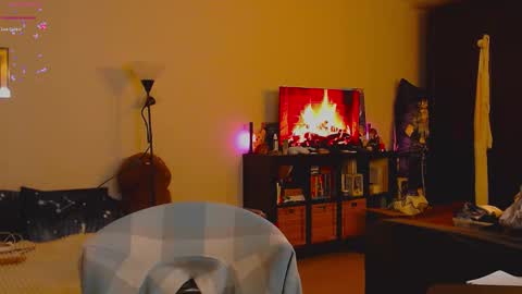 Snapshot of weed_princesss chatting on October 31, 9:05 pm  moon  online show from October 31, 9:05 pm