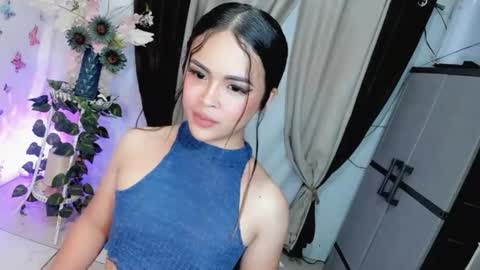 Snapshot of wellcumbabyxx chatting on May 8, 6:13 pm Hi Im LOVIE Please dont forget to follow and thumbs up me online show from May 8, 6:13 pm