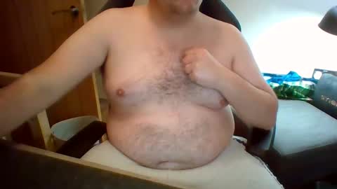 Snapshot of welshladscott chatting on December 5, 6:22 pm Scotty online show from December 5, 6:22 pm