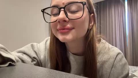 Snapshot of wendolynconverse chatting on March 9, 9:35 am emilia online show from March 9, 9:35 am