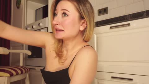 Snapshot of wendy_amber chatting on December 3, 12:24 am Daisy online show from December 3, 12:24 am