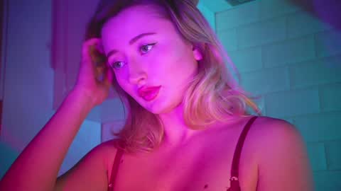 Snapshot of wendy_amber chatting on December 6, 6:28 pm Daisy online show from December 6, 6:28 pm