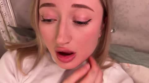 Snapshot of wendy_amber chatting on February 5, 6:04 pm Daisy online show from February 5, 6:04 pm