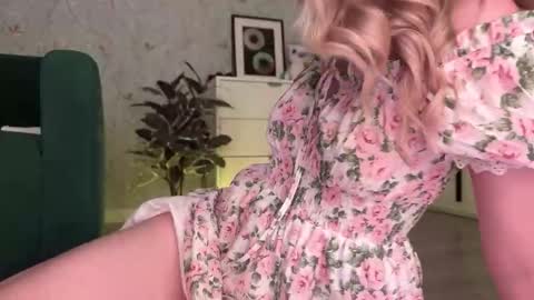 Snapshot of wendy_amber chatting on October 3, 5:32 pm Daisy online show from October 3, 5:32 pm