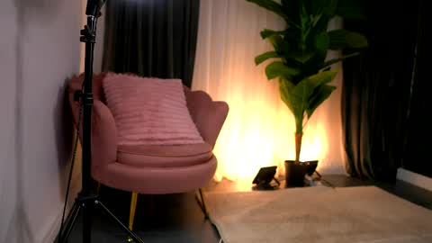 Snapshot of wendyyluv chatting on April 18, 9:15 pm Wendy online show from April 18, 9:15 pm
