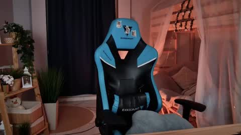 little girl who is always rightLisa online show from April 2, 1:14 am