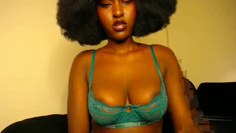 Snapshot of wet_wife_material chatting on May 18, 1:06 pm Macey online show from May 18, 1:06 pm