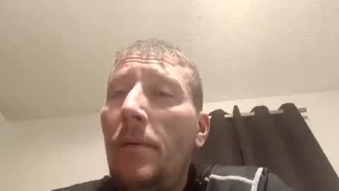 Snapshot of wetduck77777 chatting on December 4, 4:00 am wetduck77777 online show from December 4, 4:00 am