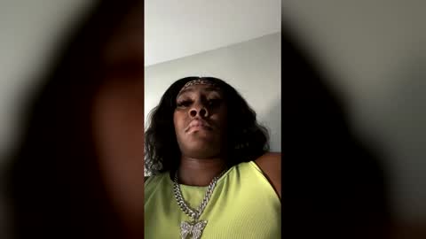 Snapshot of wettpussy_pebbles chatting on April 13, 7:52 pm Foreignthababyy online show from April 13, 7:52 pm