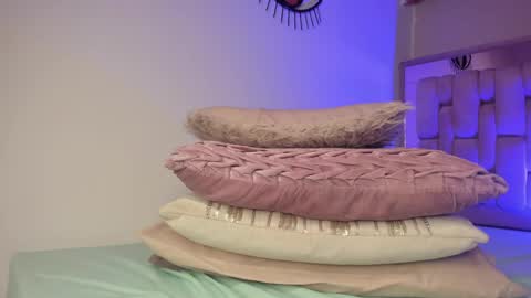 Sara  online show from April 13, 8:03 pm